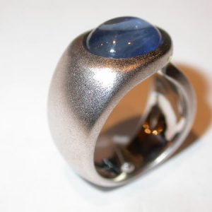 Bague or blanc brossé, saphir cabochon