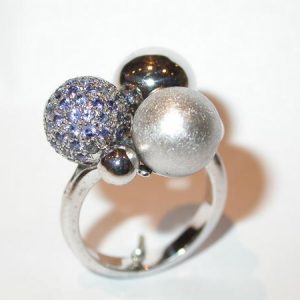 Bague « boules », or blanc, saphirs violets