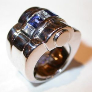 Bague chevaliere, « 1930 », or blanc, saphirs