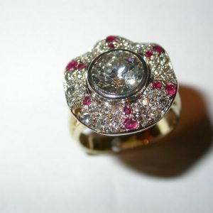 Bague jupe, or blanc, diamants, rubis