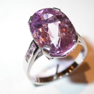 Bague or blanc, kunzite, saphirs