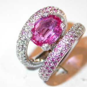 Bague or blanc, saphir rose, diamants brillants