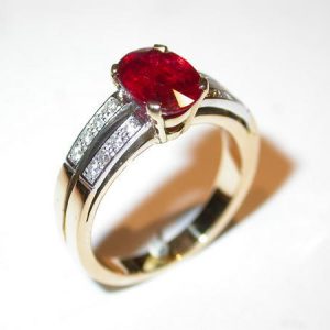 Bague style 1900, rubis, diamants