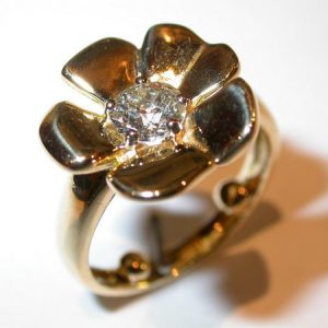 Bague fleur, or jaune, diamant