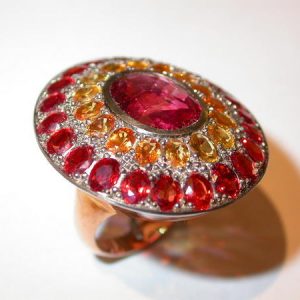 Bague « merveille », or rouge, spinelle, saphirs