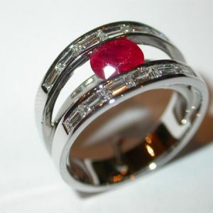 Bague or blanc, rubis, diamants baguettes