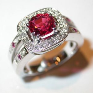 Bague or blanc, spinelle, diamants, rubis