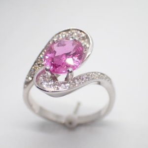 Bague « S », saphir rose, diamants