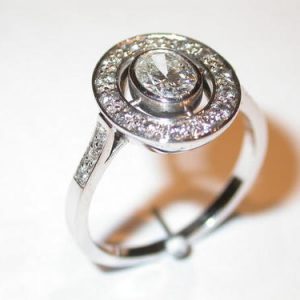 Bague entourage, or blanc, diamant ovale