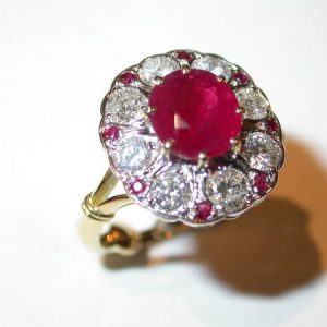 Bague entourage or jaune et blanc, diamants, rubis