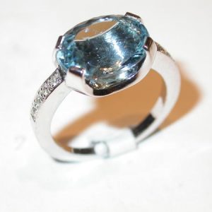 Bague or blanc, aigue marine sur berceau