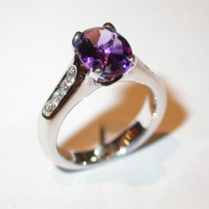 Bague or blanc, améthyste, diamants