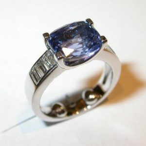 Bague or blanc, diamants baguettes, saphir violet