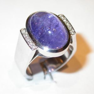 Bague or blanc, diamants, tanzanite cabochon