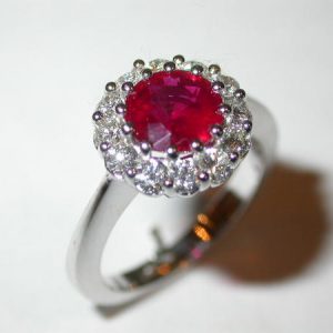 Bague or blanc marguerite, rubis rond, diamants brillants