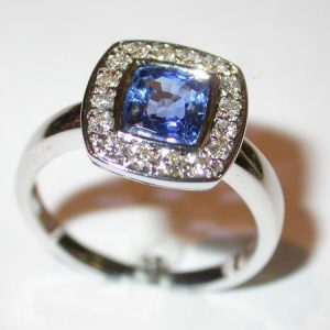 Bague or blanc, saphir coussin, diamants brillants