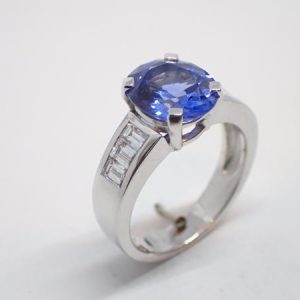 Bague or blanc, saphir, diamants baguettes