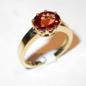 Bague or jaune, solitaire grenat spessartite