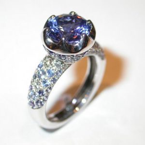 Bague tanzanite, or blanc, diamants, saphirs