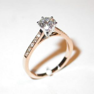 Solitaire, or blanc, or rose, diamant