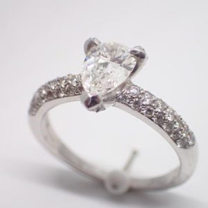 bague or blanc, diamant poire, pavage