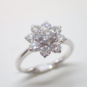 Bague marguerite diamants sur griffes