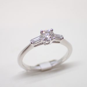 Bague solitaire diamants brillant et baguettes