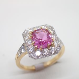 Bague entourage platine saphir rose et diamants