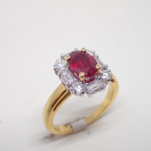 Bague entourage rubis et diamants baguettes