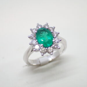 Bague marguerite ovale emeraude diamants