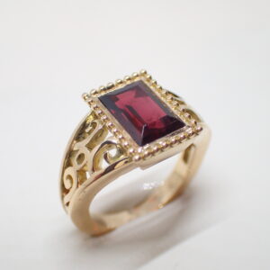 Bague or jaune neo renaissance Grenat