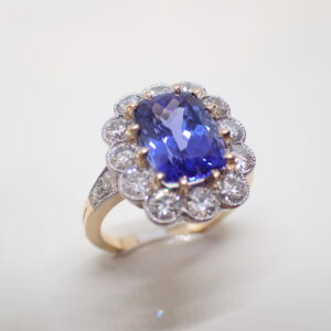 Bague entourage festonnée tanzanite et diamants