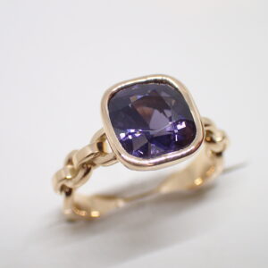 Bague « chaine » or rouge et spinelle violet