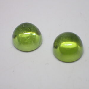 Paire de peridots cabochons 7,16 carats