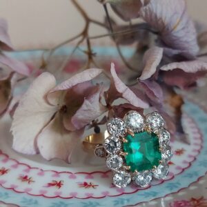 Bague or jaune émeraude et diamants