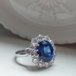 Bague or blanc saphir royal et diamants